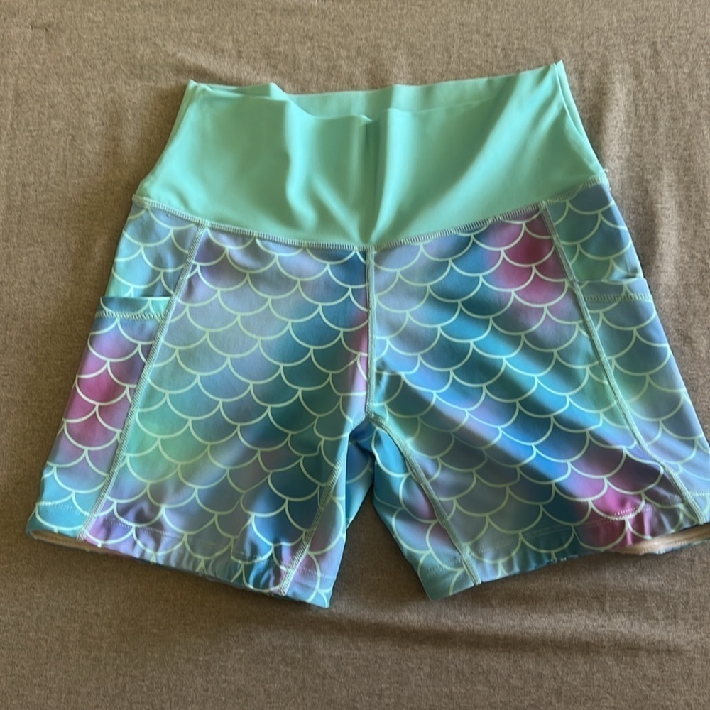 CONSTANTLY VARIED GEAR CVG Women's Mermaid Scale Workout Shorts 5” Small EUC